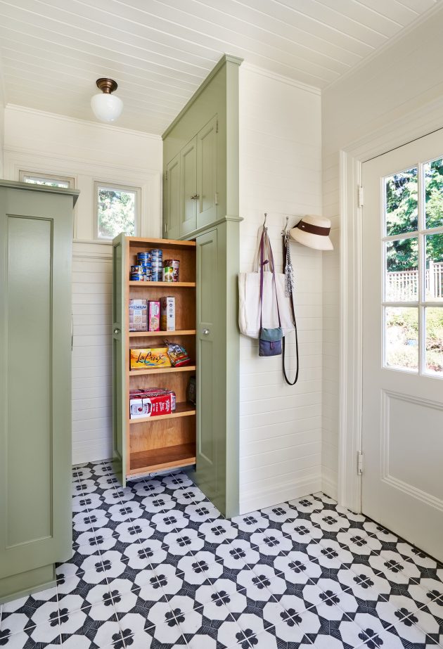 17 Todd Malarky Mudroom2 01069 Drawer Open